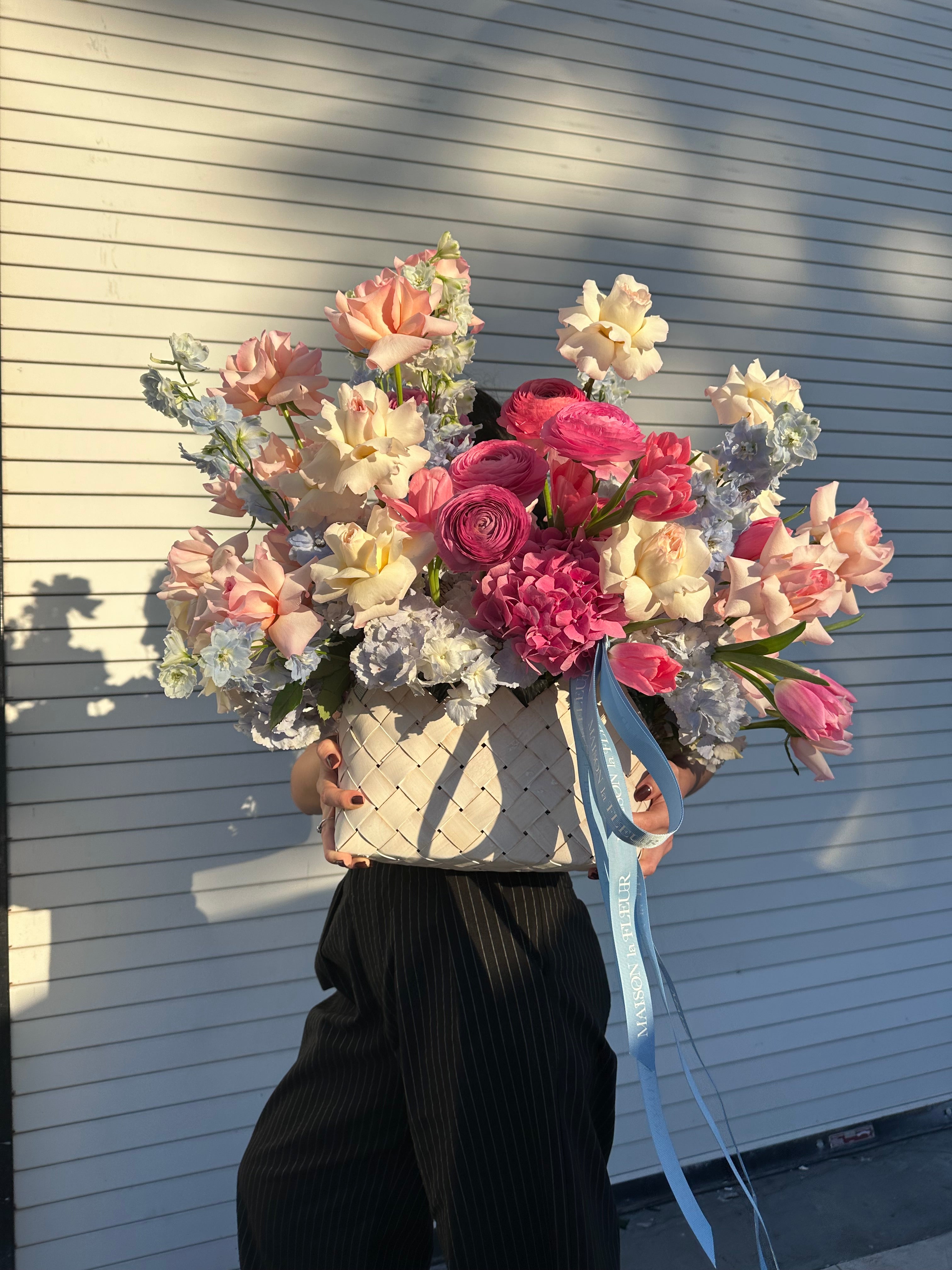 Oui Madam! - Flower arrangement in Bottega style basket