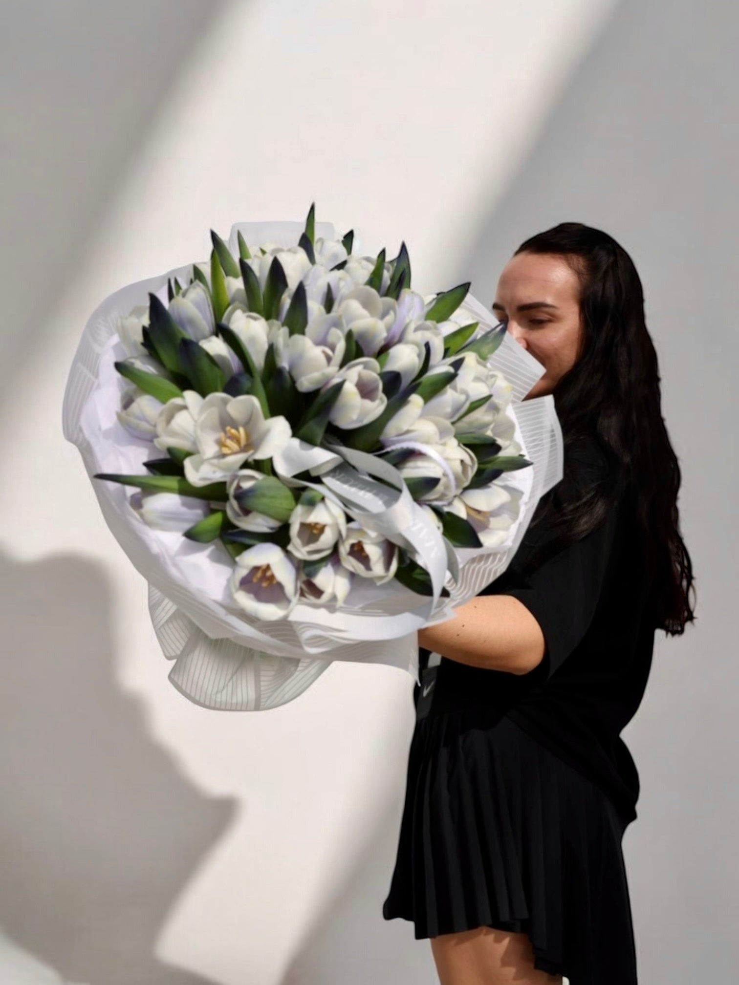 50 shades of grey - 50 Dutch color enhanced tulips - Maison la Fleur