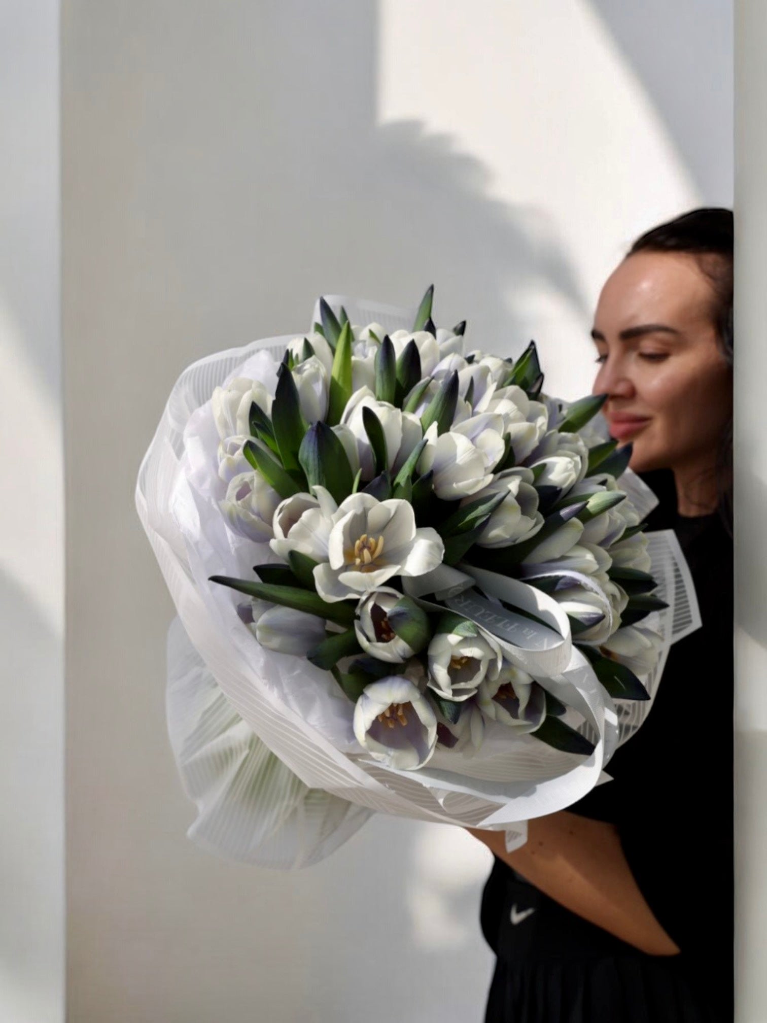 50 shades of grey - 50 Dutch color enhanced tulips - Maison la Fleur