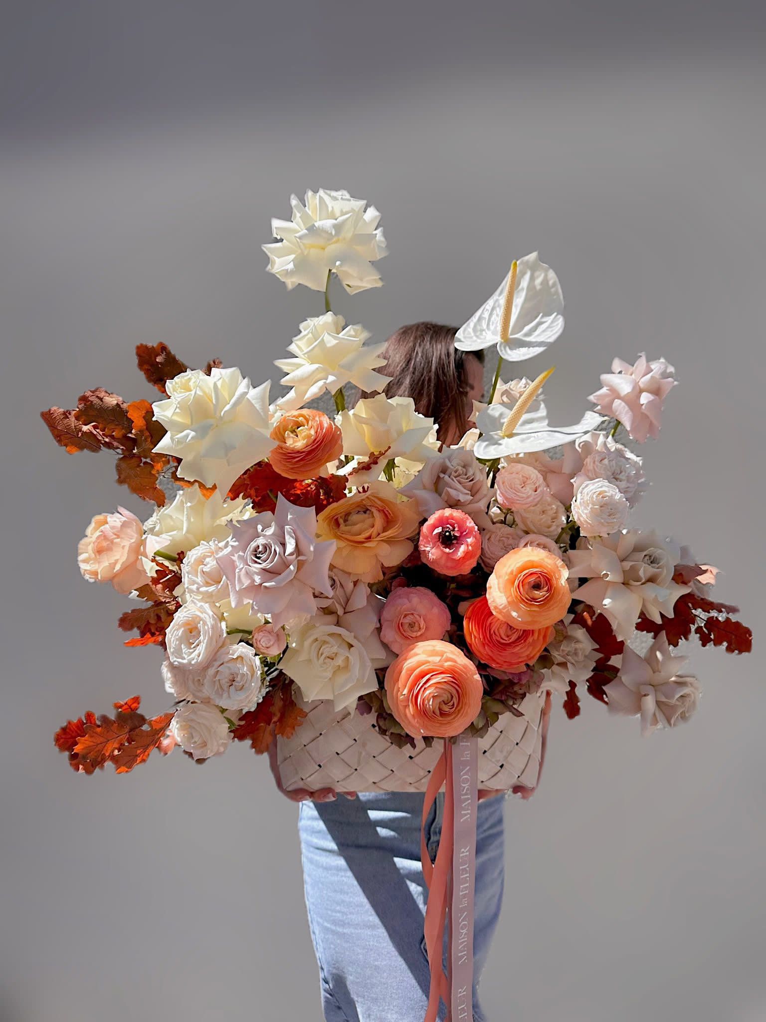Romantique - Flower arrangement in a Bottega style basket