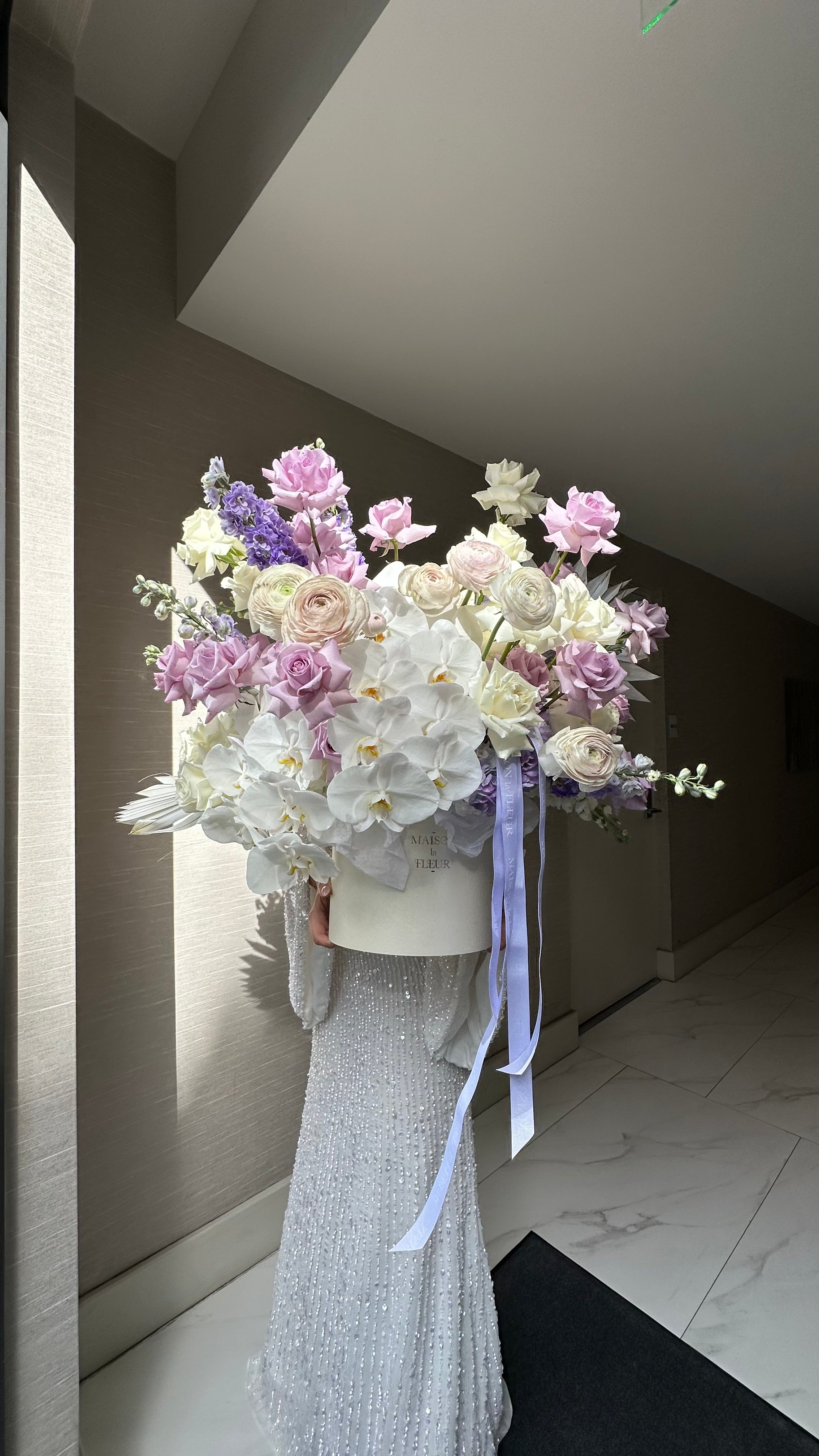 Lavender Kiss - premium orchidea phalaenopsis, premium long stem roses, ranunculus, hydrangea, stock flower