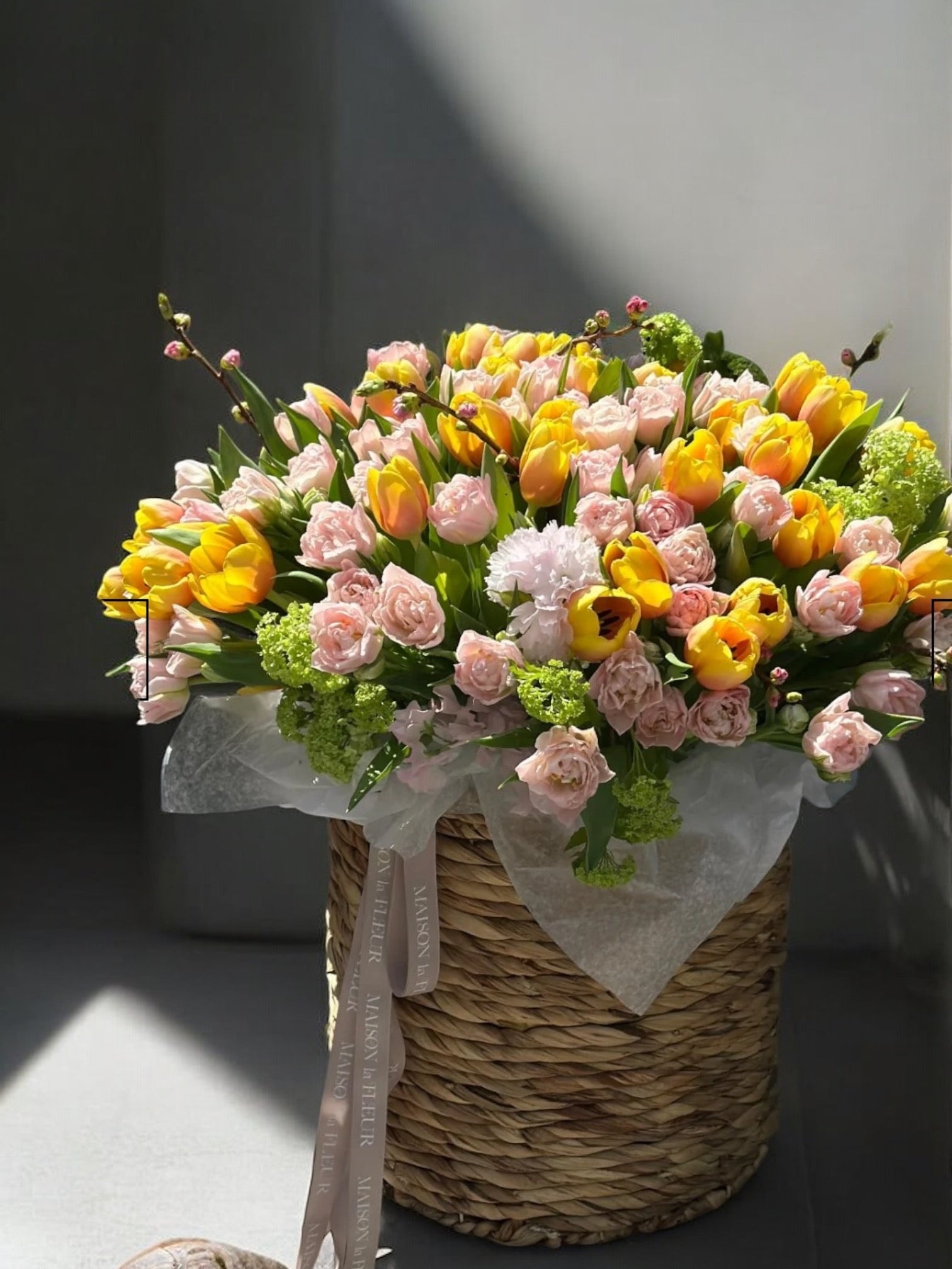 Bed of Tulips - Beautiful 200 Dutch tulips and Viburnum - Maison la Fleur