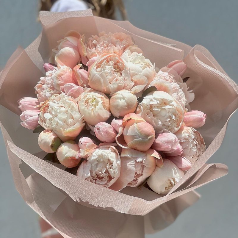 Blush brownies - beautiful mix of premium dutch peonies and premium dutch tulips - Maison la Fleur