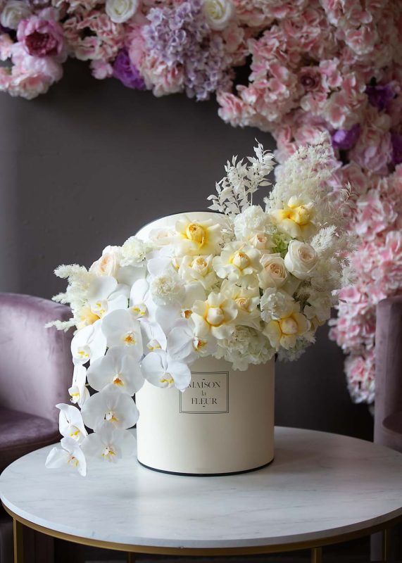 Charlotte’s Kiss - Premium long steam roses, garden roses and phalaenopsis - Maison la Fleur