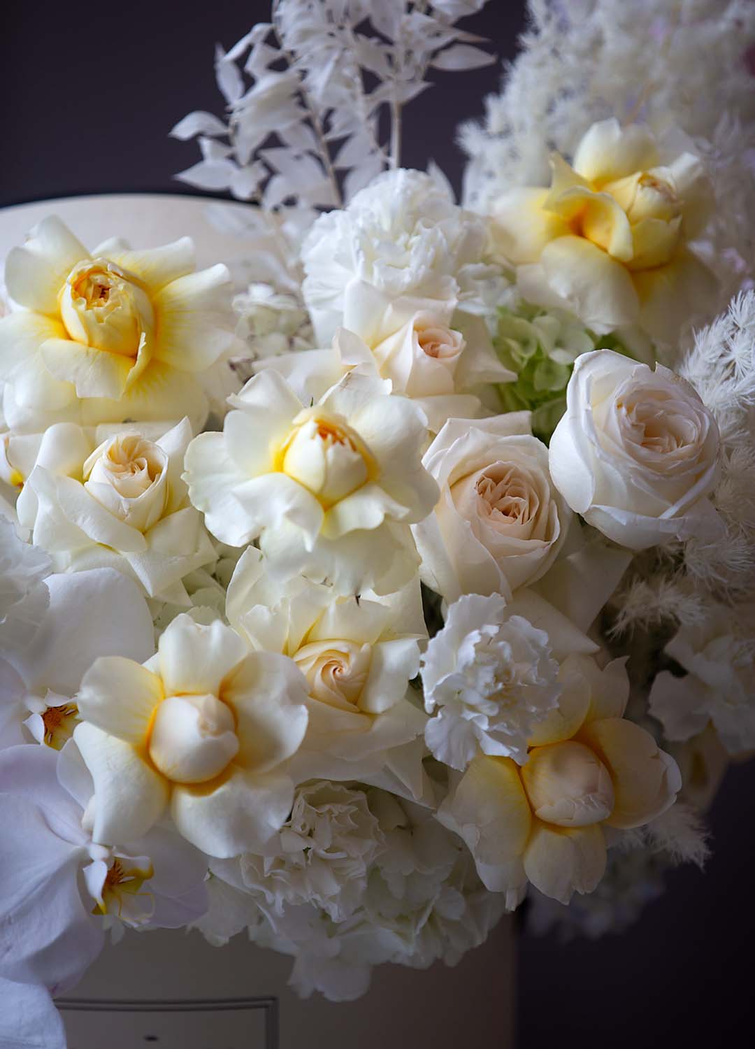 Charlotte’s Kiss - Premium long steam roses, garden roses and phalaenopsis - Maison la Fleur