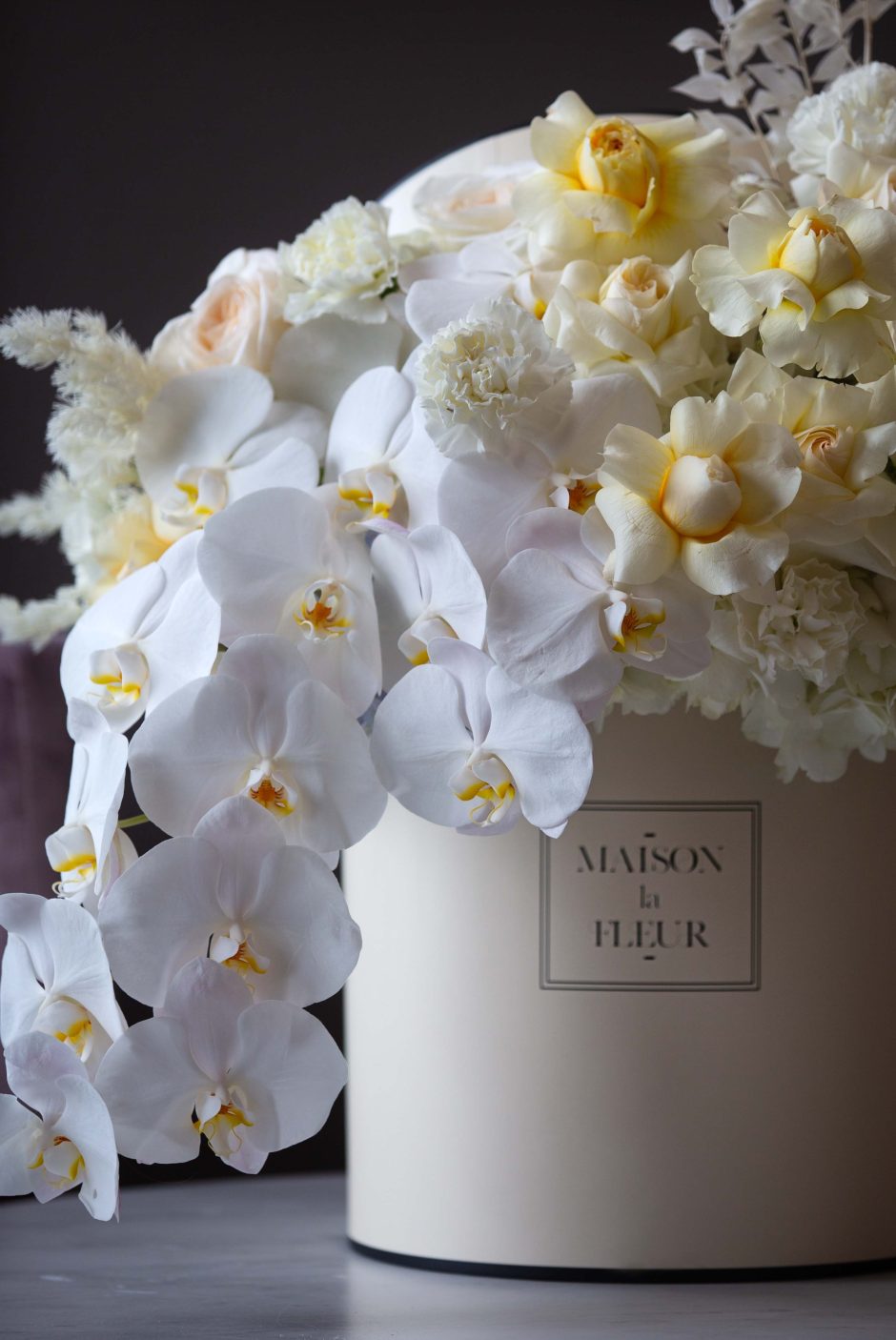 Charlotte’s Kiss - Premium long steam roses, garden roses and phalaenopsis - Maison la Fleur