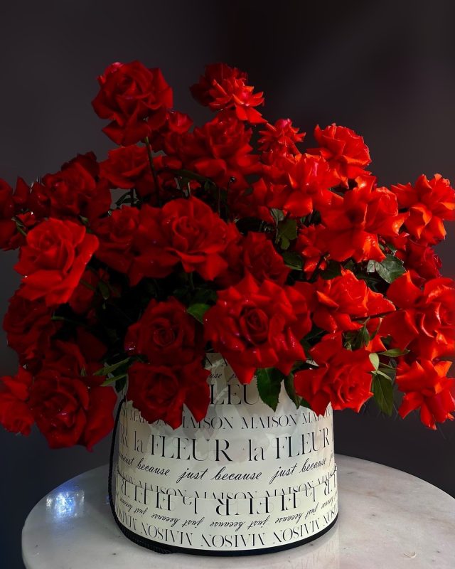 Cosmic Love - 150 premium long stem Nina and red roses - Maison la Fleur
