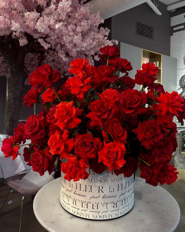 Cosmic Love - 150 premium long stem Nina and red roses - Maison la Fleur
