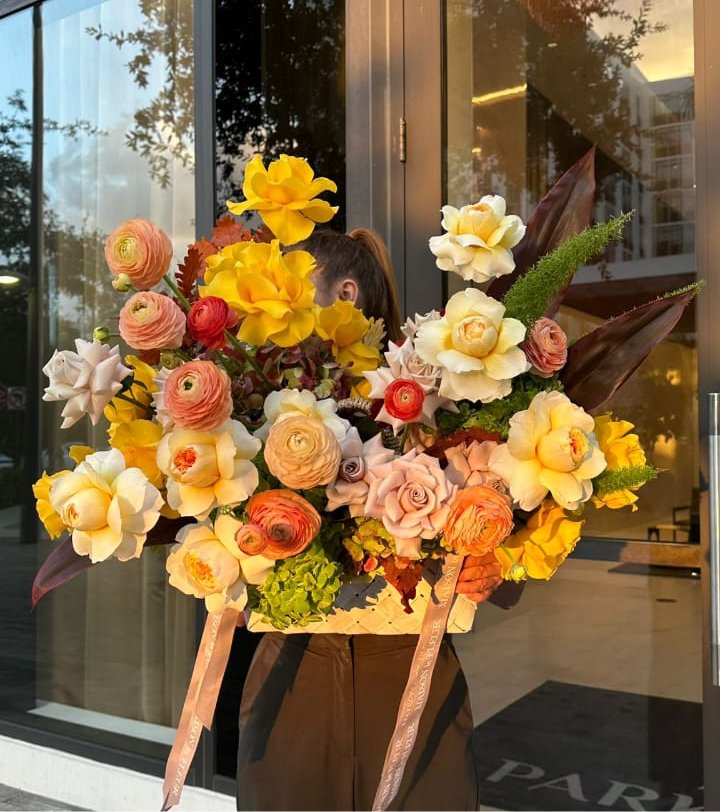 Dreams of Spring - Flower arrangement in Bottega style basket - Maison la Fleur