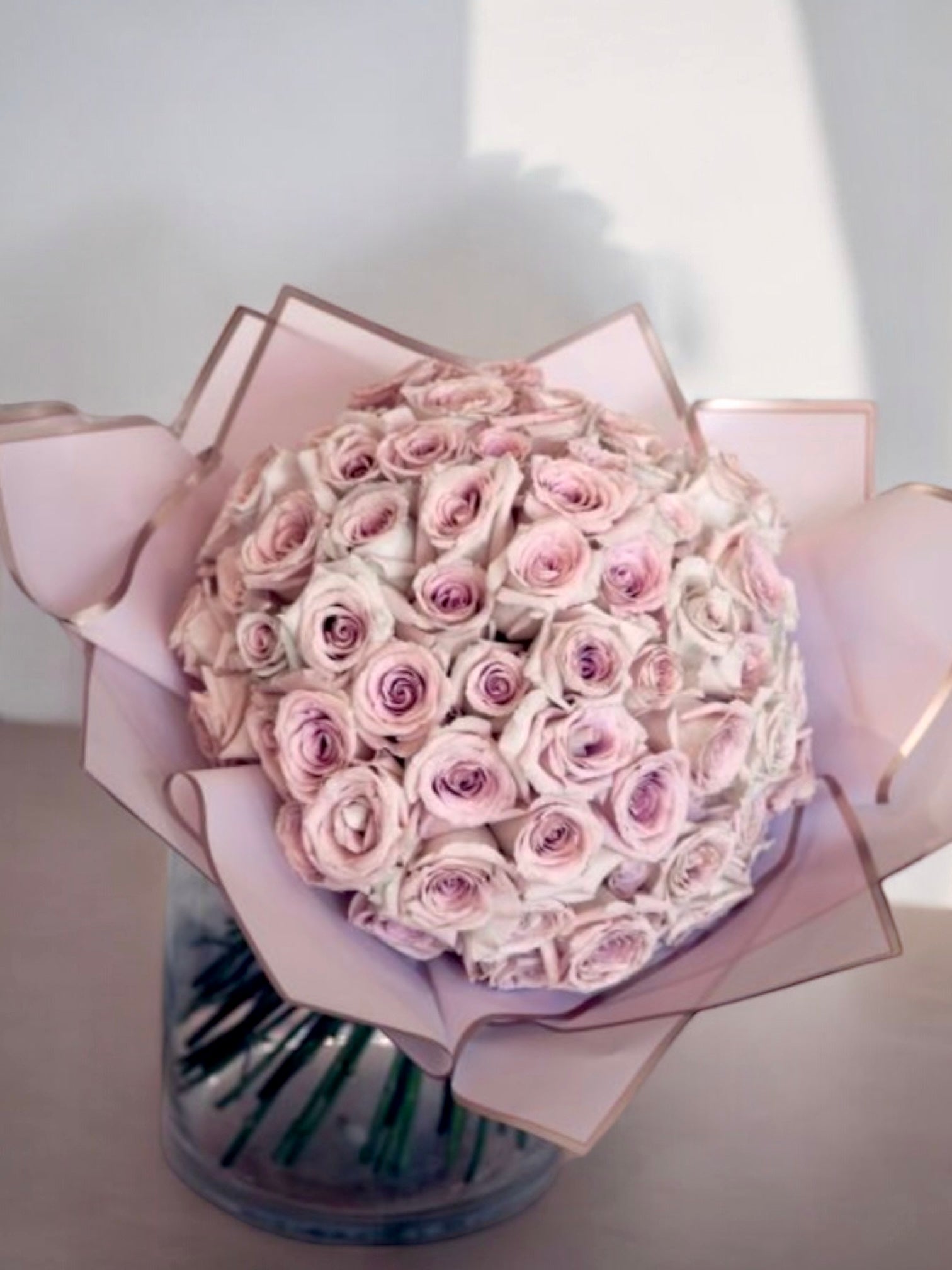 Gentle Angle - 50 Beautiful premium lilac roses - Maison la Fleur