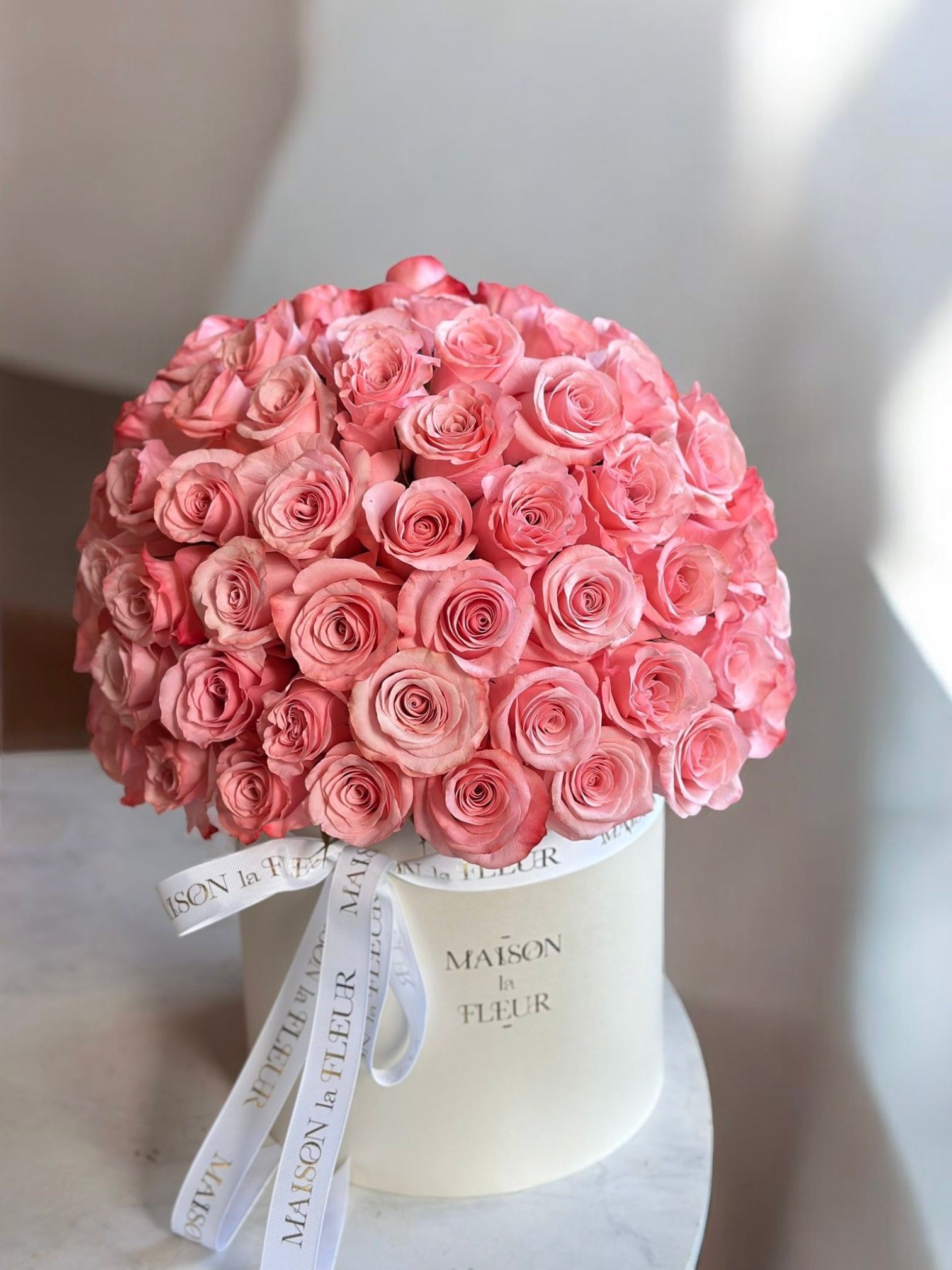 Gentle Soul - Classic white round box with 50 beautiful pink roses - Maison la Fleur