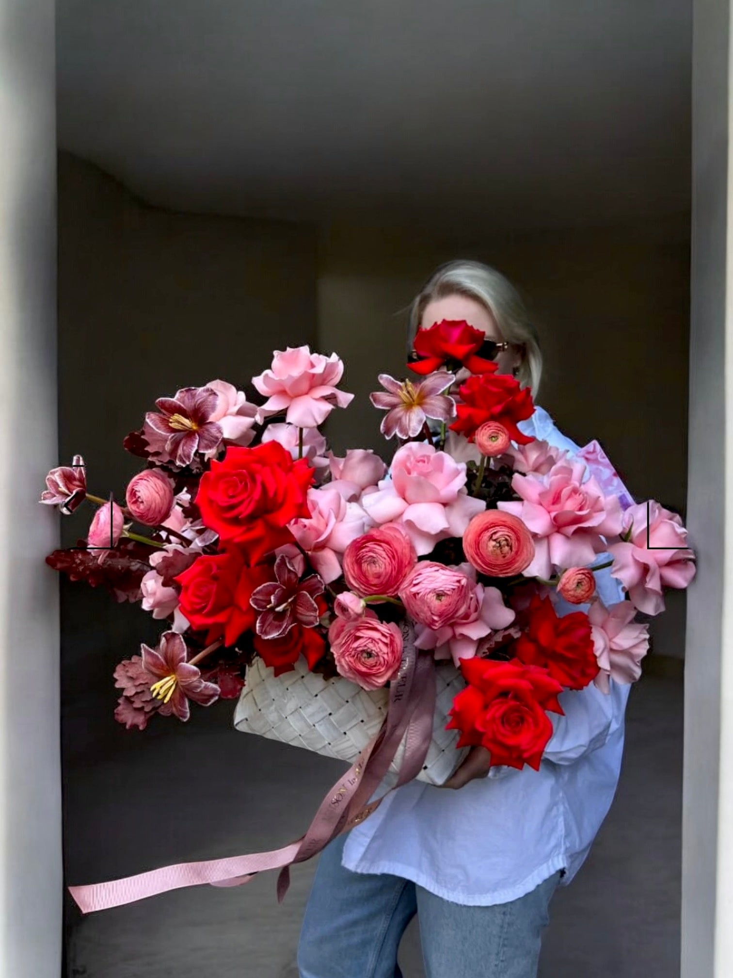 Hopelessly in Love - Flower arrangement in Bottega style basket - Maison la Fleur