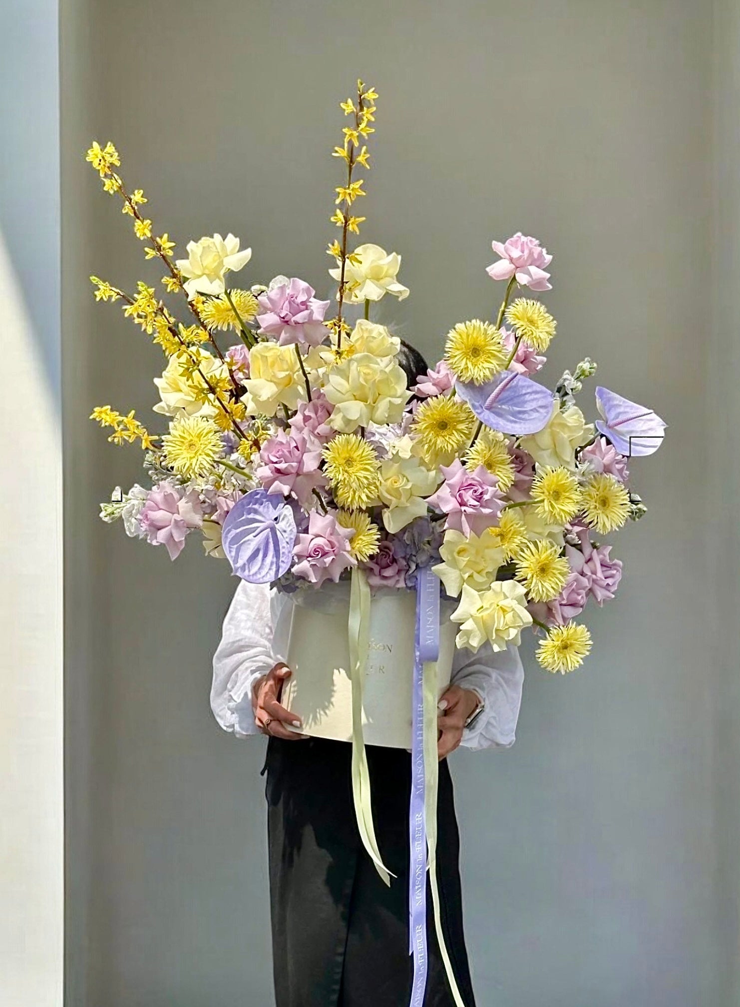 Lavender Remix - Spectacular box of roses, garden roses, spider gerbera, anthurium and hydrangea - Maison la Fleur