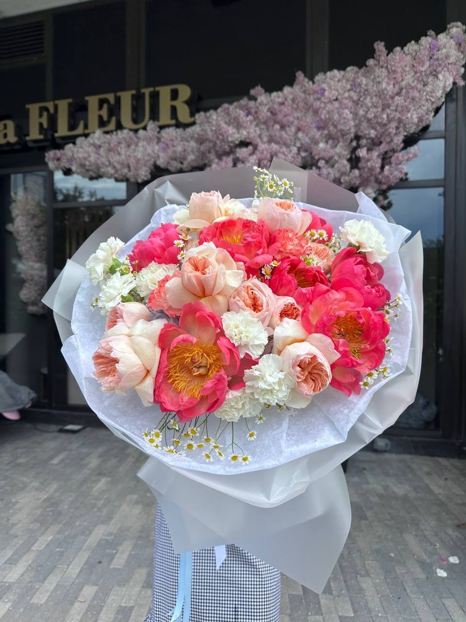 Live.Love.Coral - Garden David Austen roses, coral peonies, hydrangea, stock and dianthus - Maison la Fleur