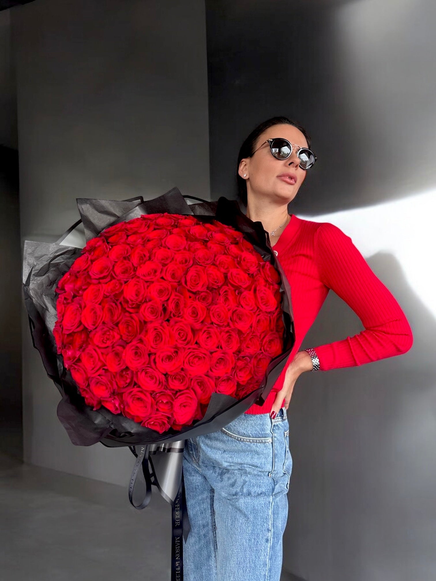 Love Affair - 100 beautiful premium red roses - Maison la Fleur