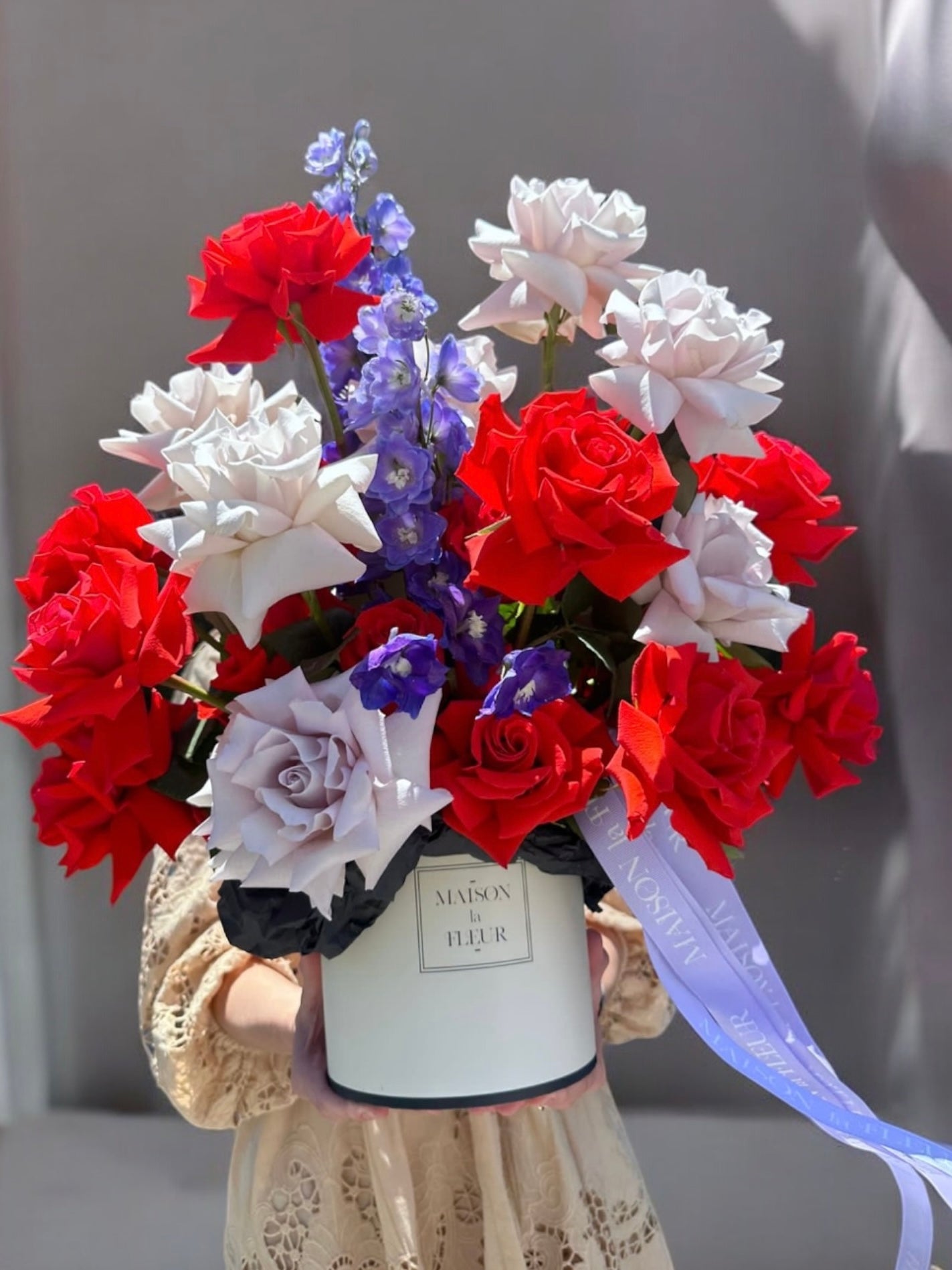 Nina’s touch - Beautiful and lasting long stem roses, and delphinium - Maison la Fleur