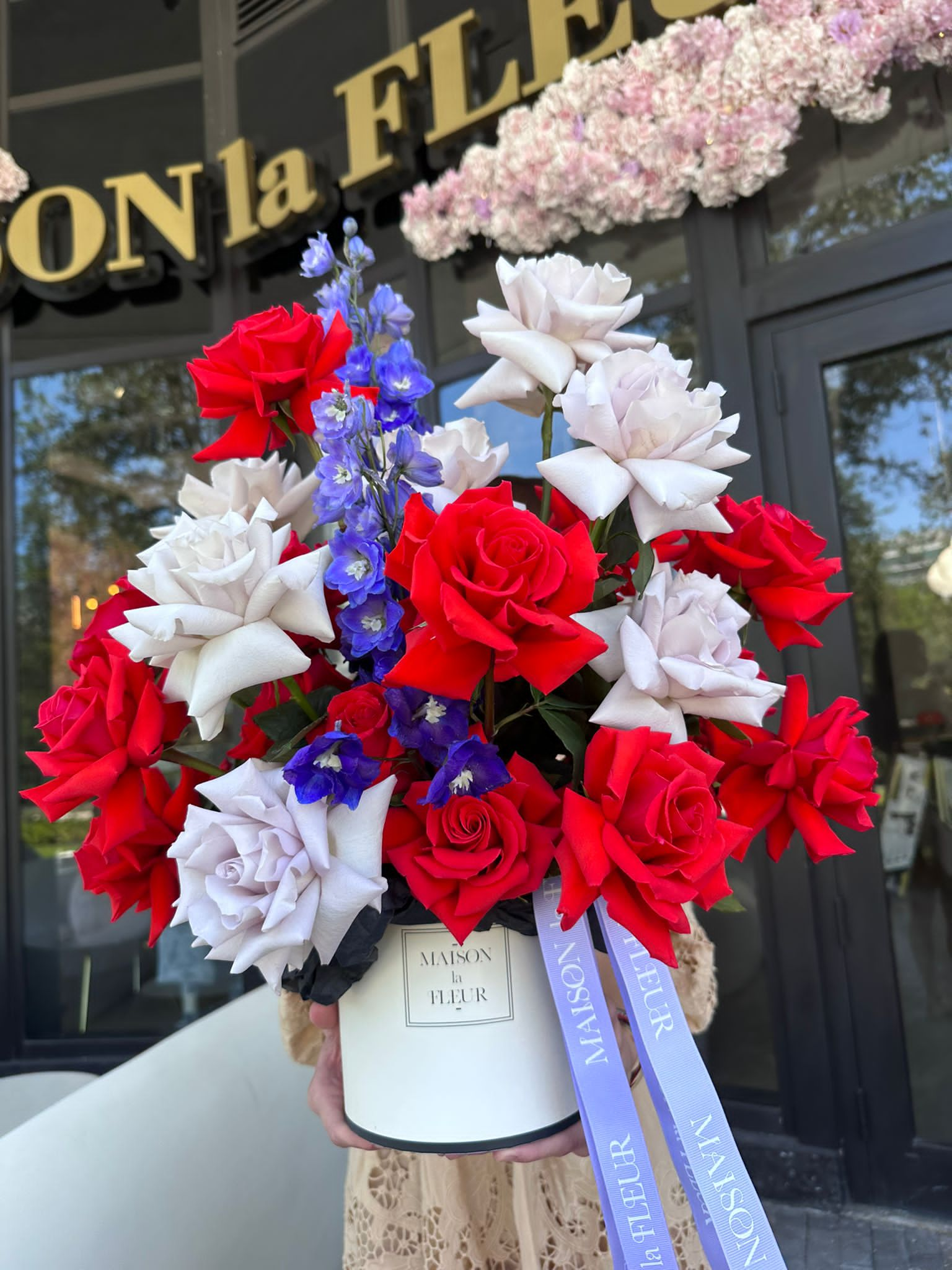 Nina’s touch - Beautiful and lasting long stem roses, and delphinium - Maison la Fleur