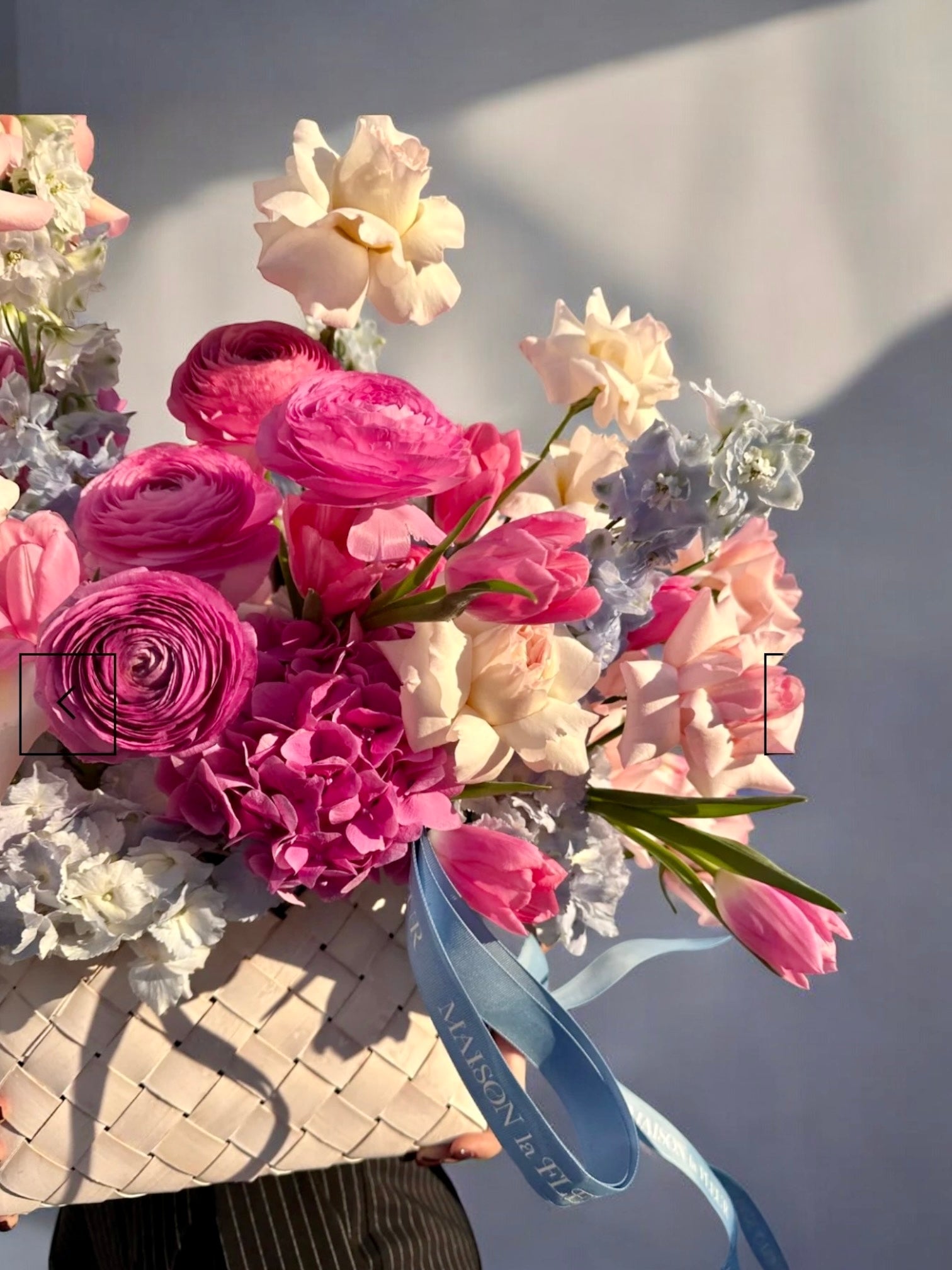 Oui Madam! - Flower arrangement in Bottega style basket - Maison la Fleur