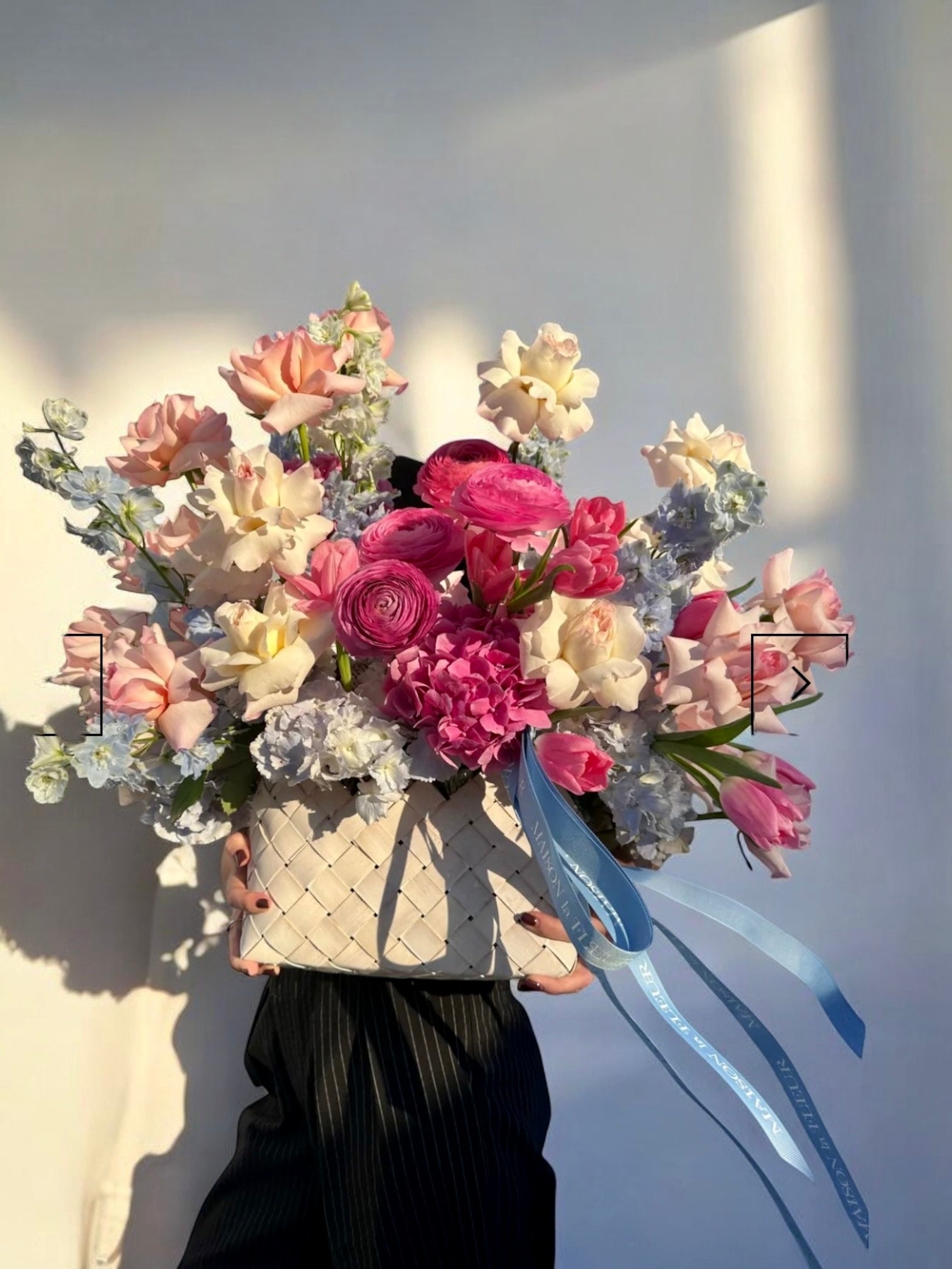 Oui Madam! - Flower arrangement in Bottega style basket - Maison la Fleur