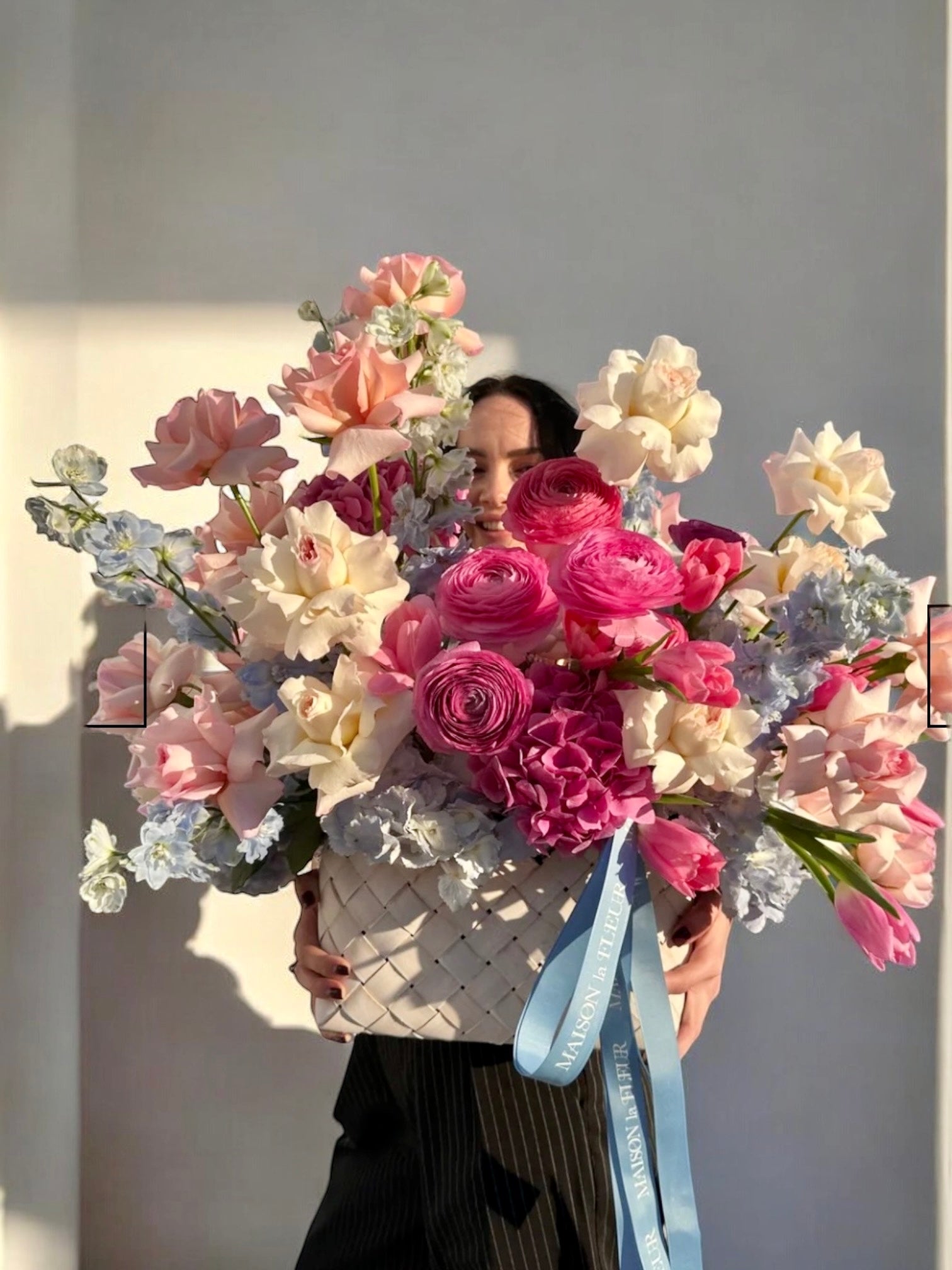 Oui Madam! - Flower arrangement in Bottega style basket - Maison la Fleur