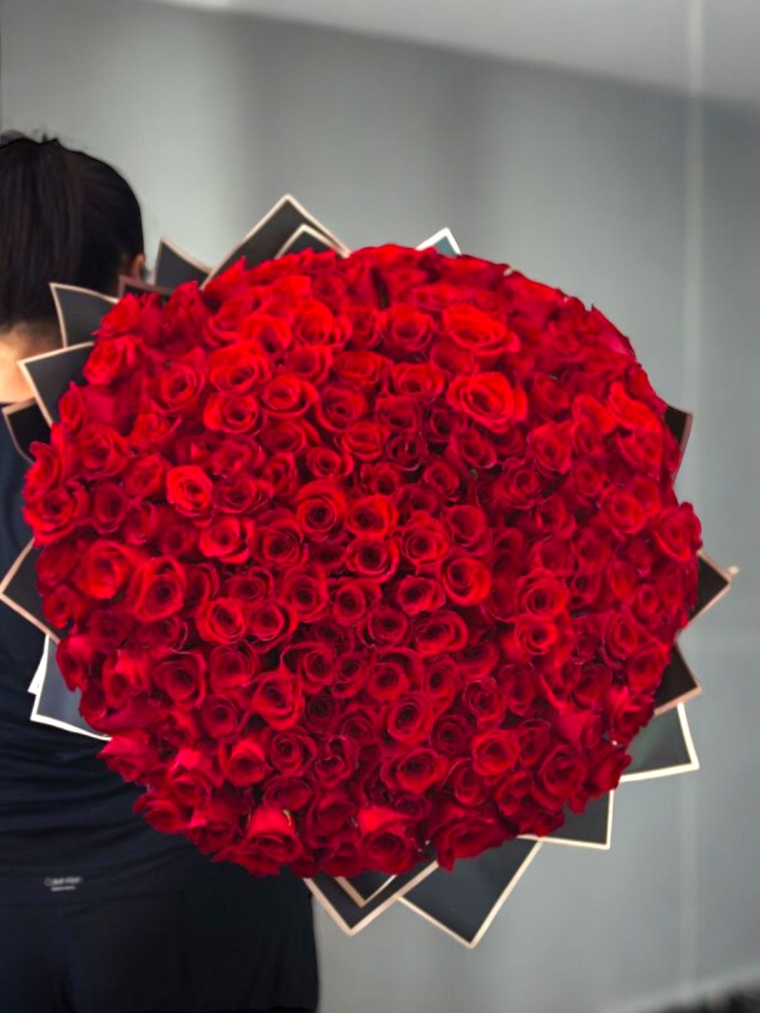 Passionate Affair - 200 beautiful red premium roses - Maison la Fleur