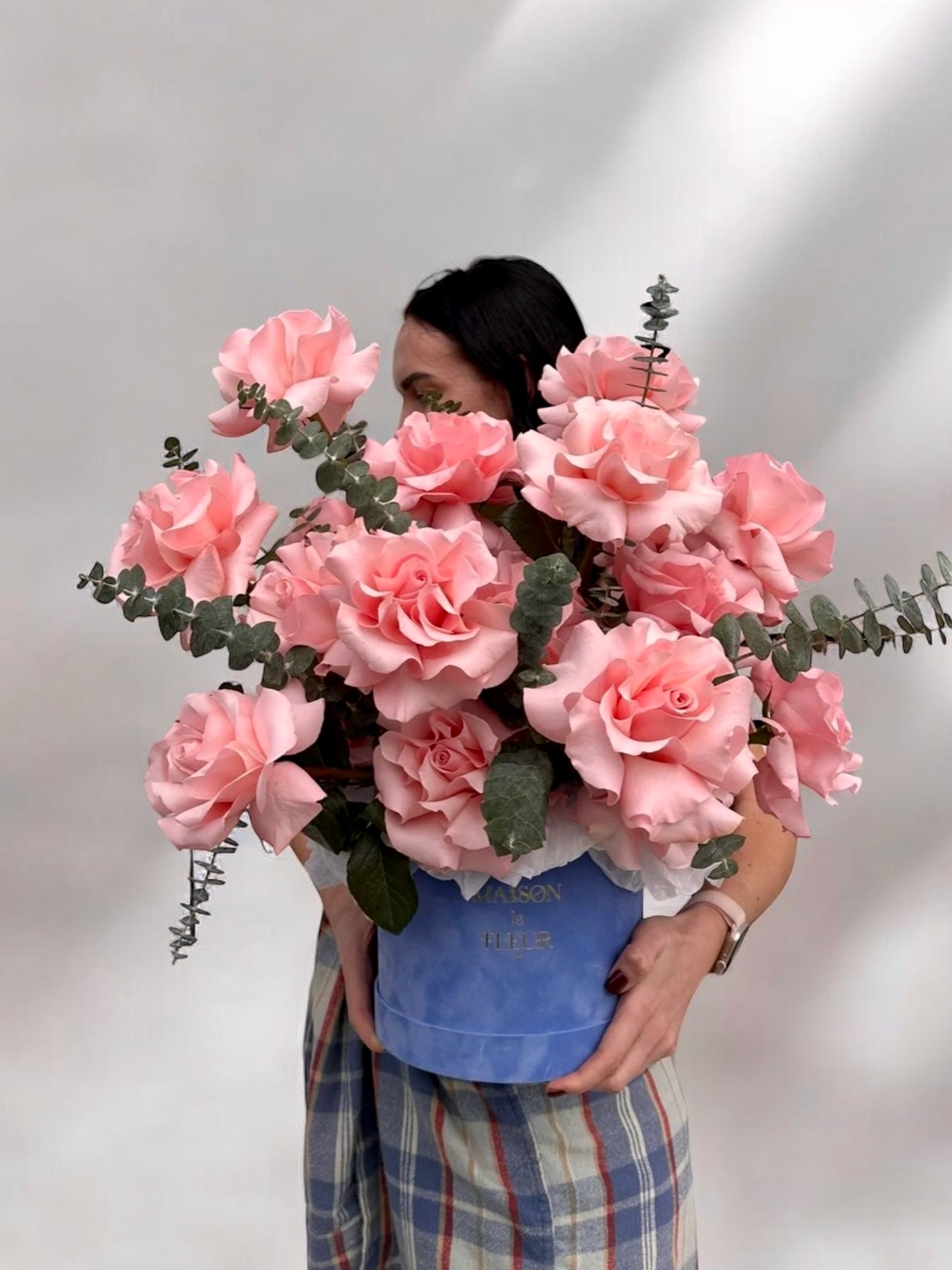 Pink Attraction - Premium 25 long stem roses hand opened with eucalyptus - Maison la Fleur