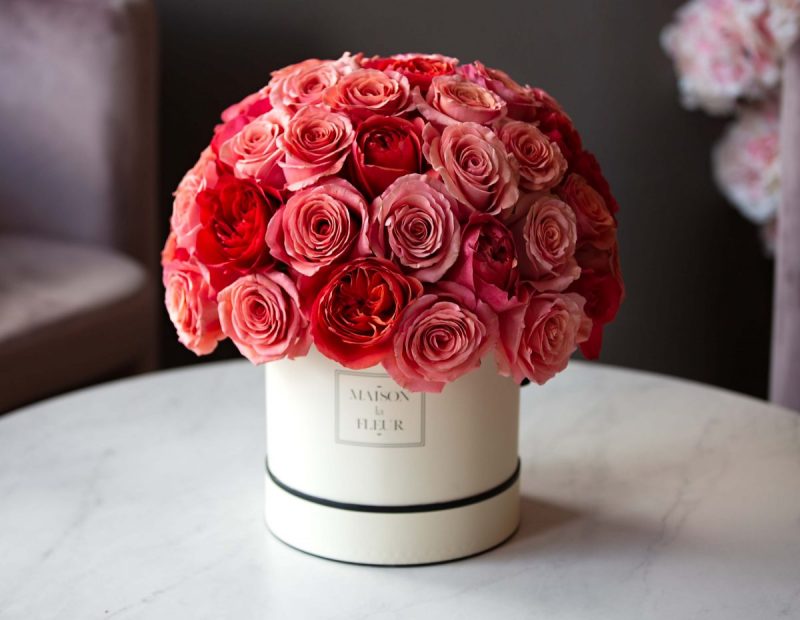 Playful Kiss - a beautiful box arrangement of garden roses - Maison la Fleur