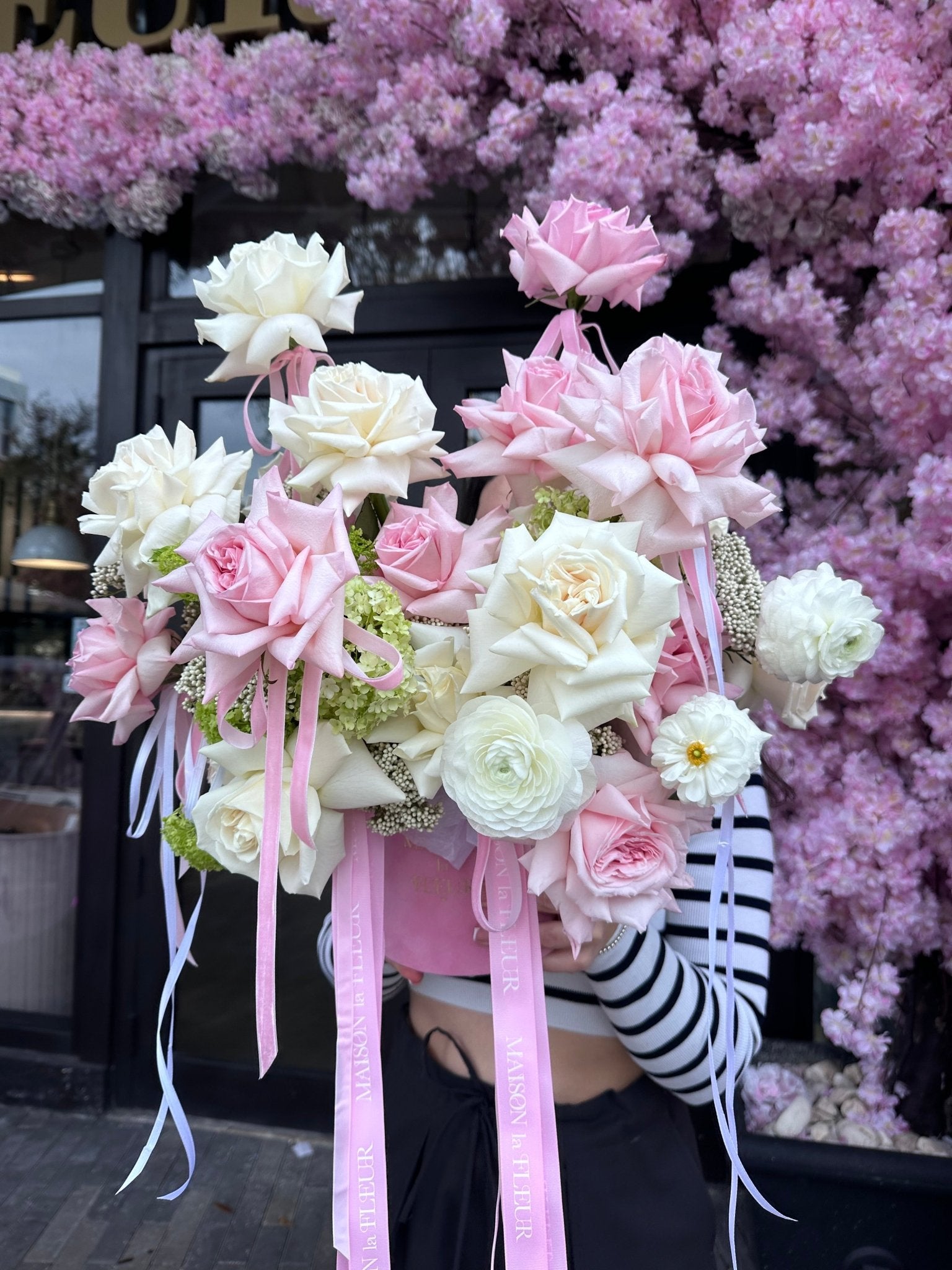 Poetic Princess - Fragrant garden roses, long stem roses, Viburnum, Rice flower, Ranunculus - Maison la Fleur