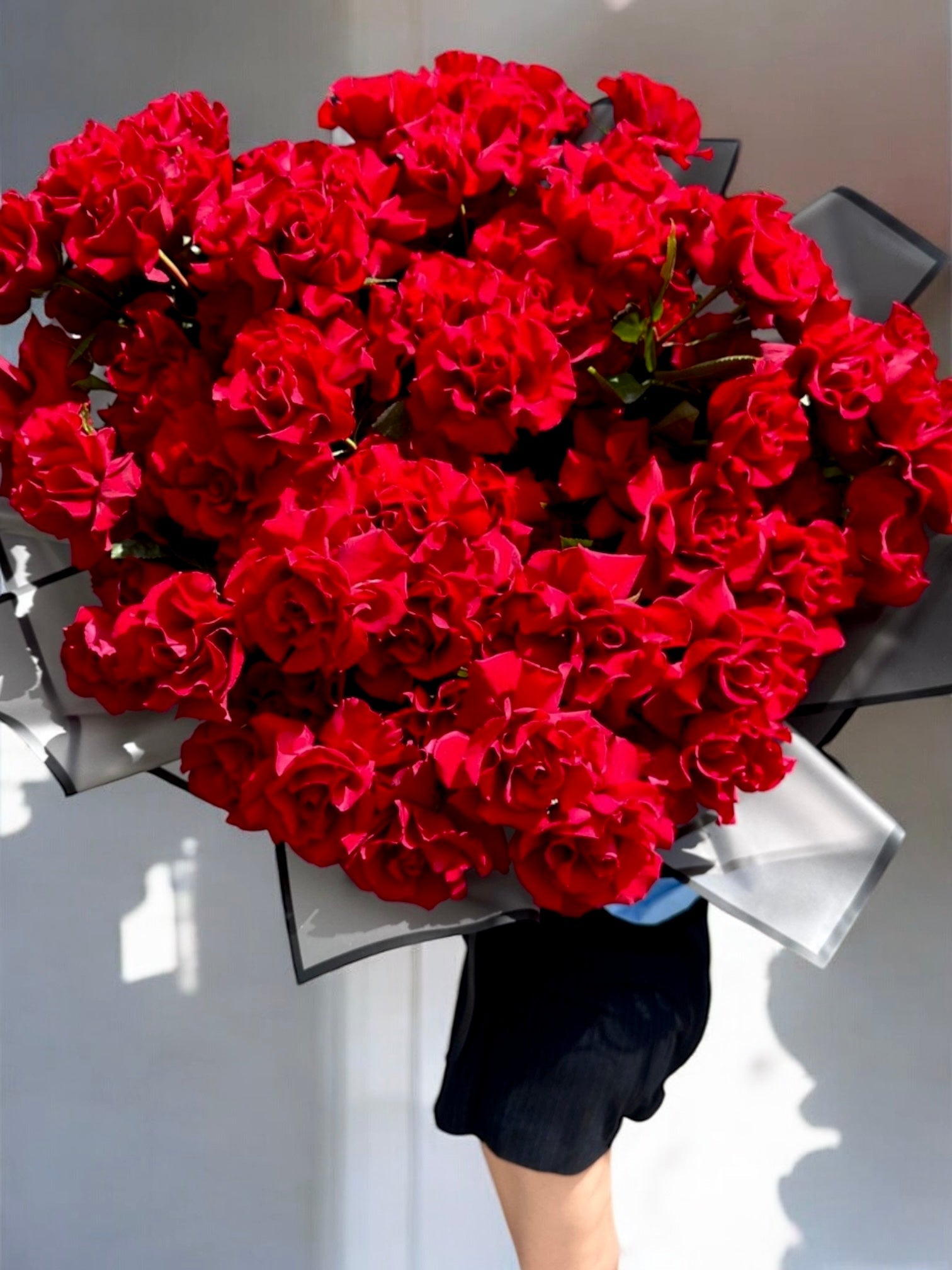 Queen of Hearts - 100 hand - open premium long stem roses - Maison la Fleur