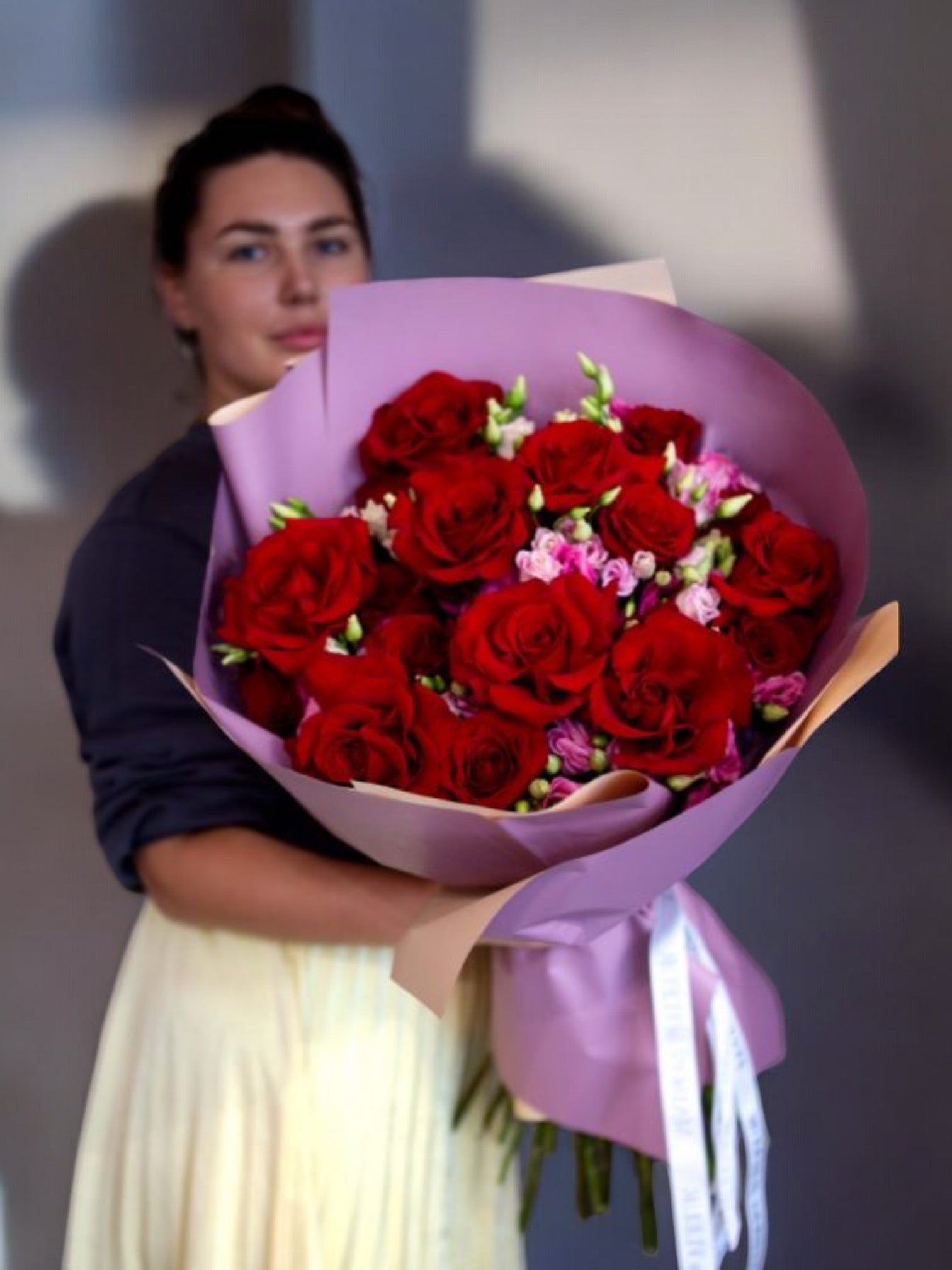 Red - 2 dozen red long stem roses with lisianthus - Maison la Fleur