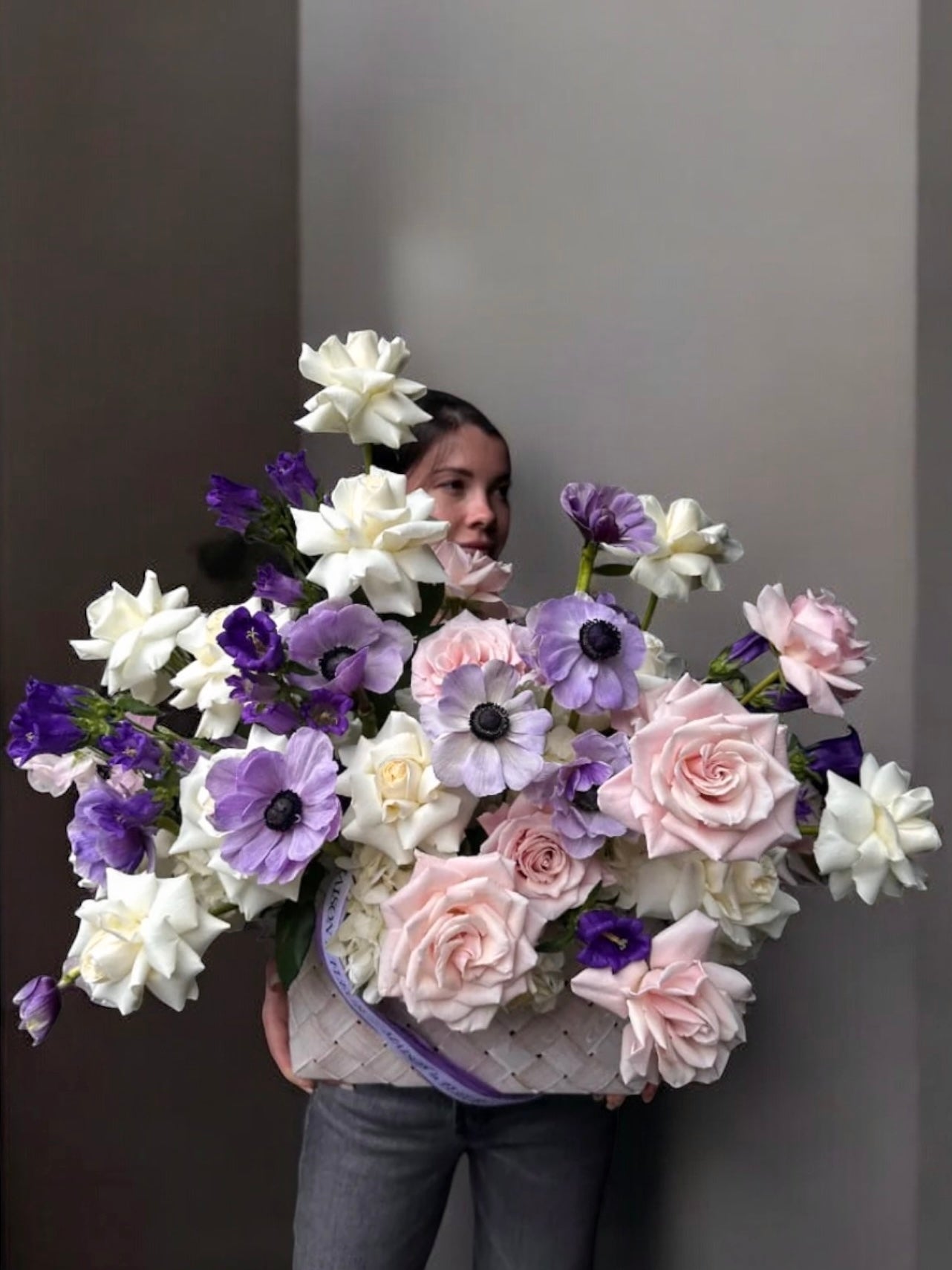 Romantique - Flower arrangement in Bottega style basket - Maison la Fleur