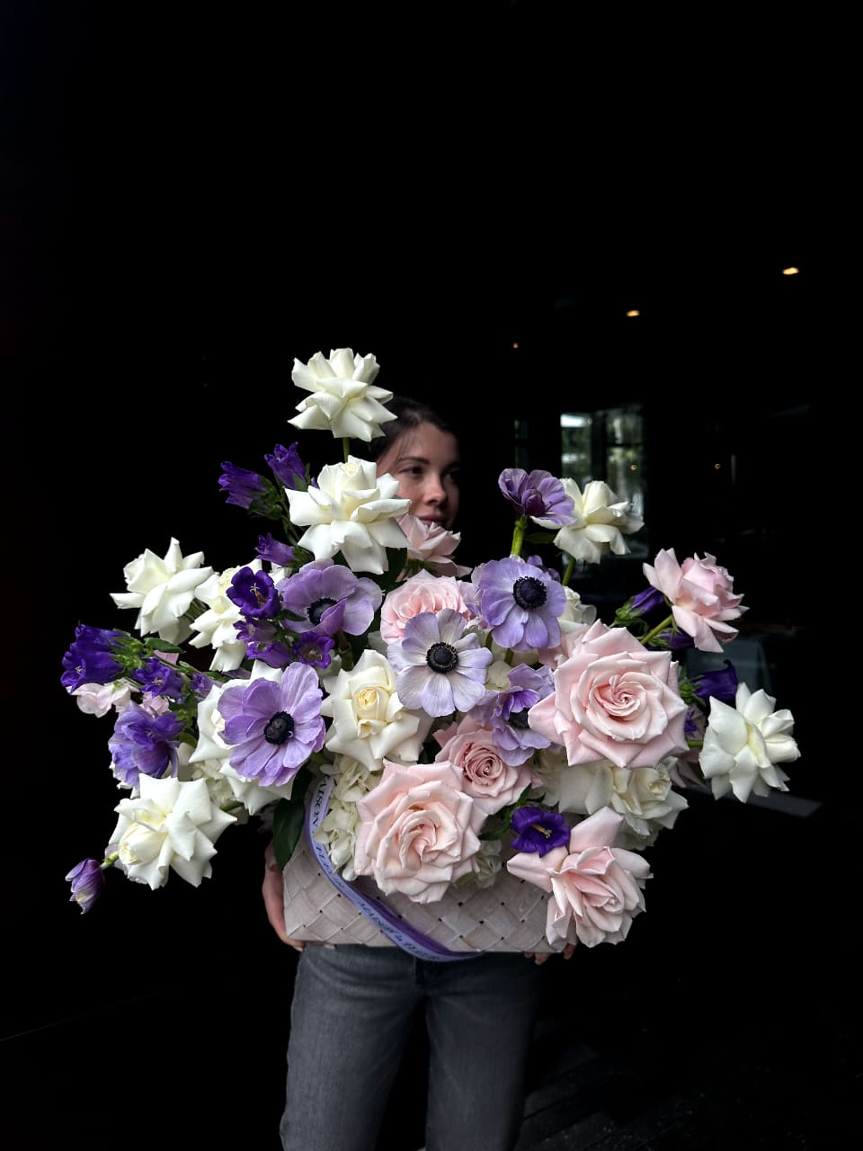 Romantique - Flower arrangement in Bottega style basket - Maison la Fleur