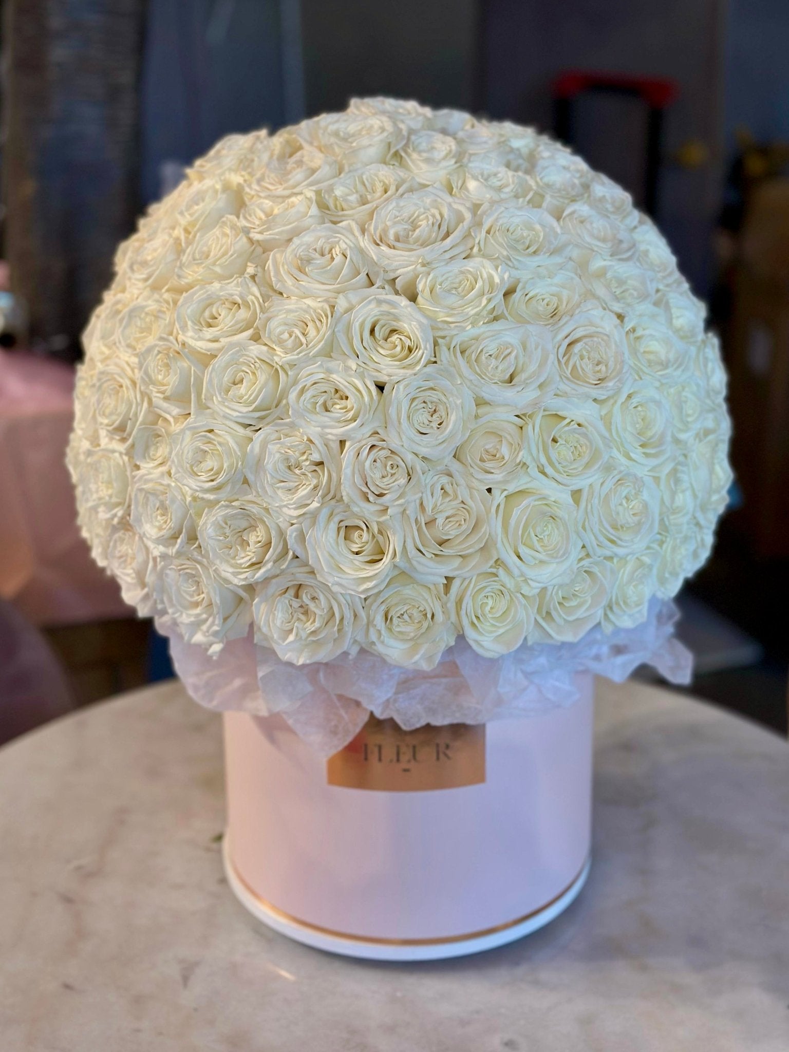 White Cloud - 200 white premium roses round box - Maison la Fleur