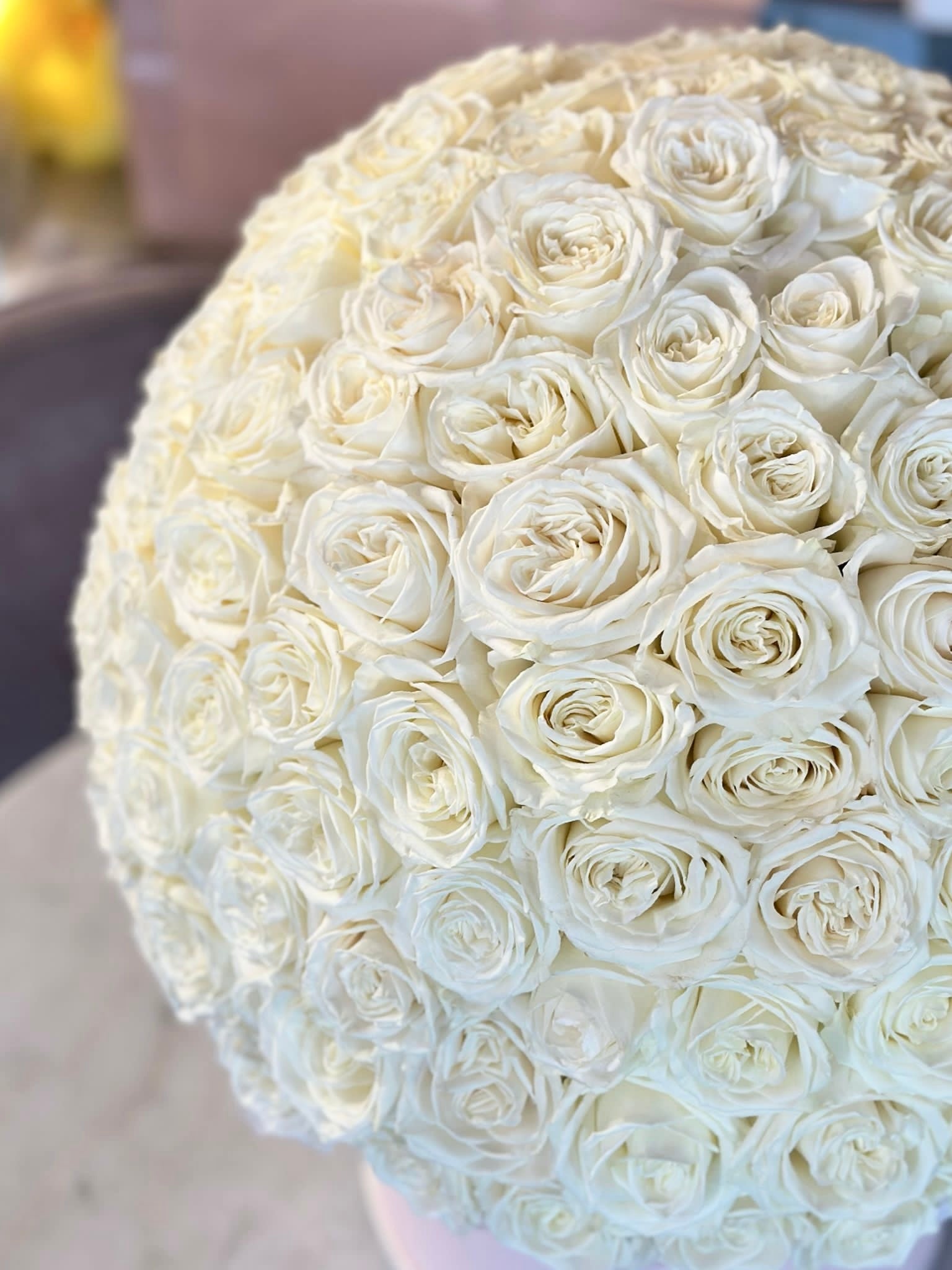 White Cloud - 200 white premium roses round box - Maison la Fleur