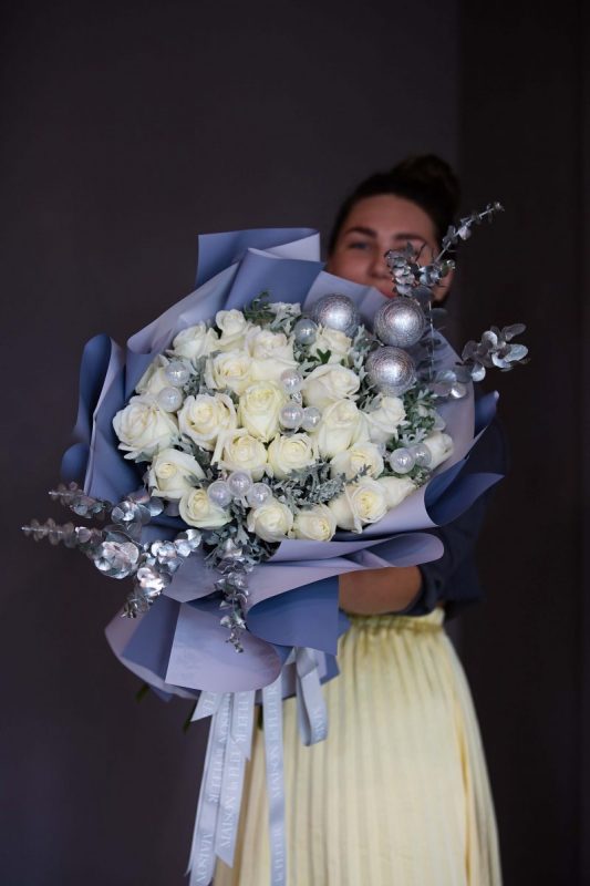 White Rose Ornament, Blue snowflake - 2 dozen White roses with Holliday ornaments - Maison la Fleur