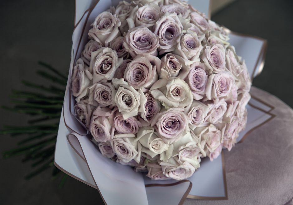 Gentle Angle - 50 Beautiful premium lilac roses - Maison la Fleur