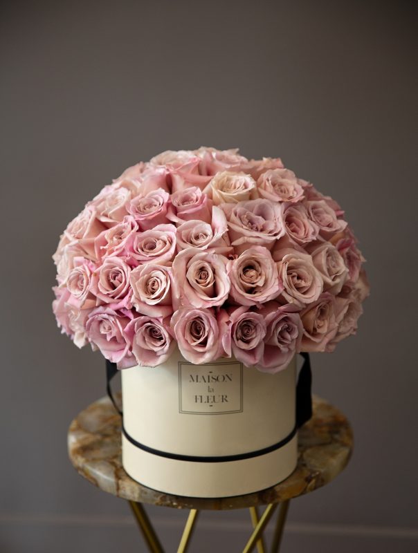 Gentle Soul - Classic white round box with 50 beautiful pink roses - Maison la Fleur