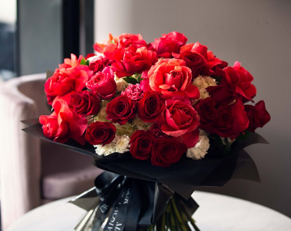 Higher Love - Luxury edition of garden roses and premium red roses - Maison la Fleur