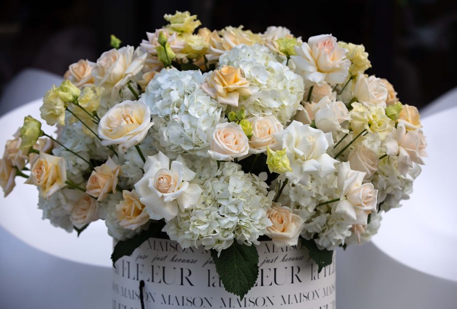Jumbo Hydrangea Box - Hydrangea, roses and lisianthus - Maison la Fleur