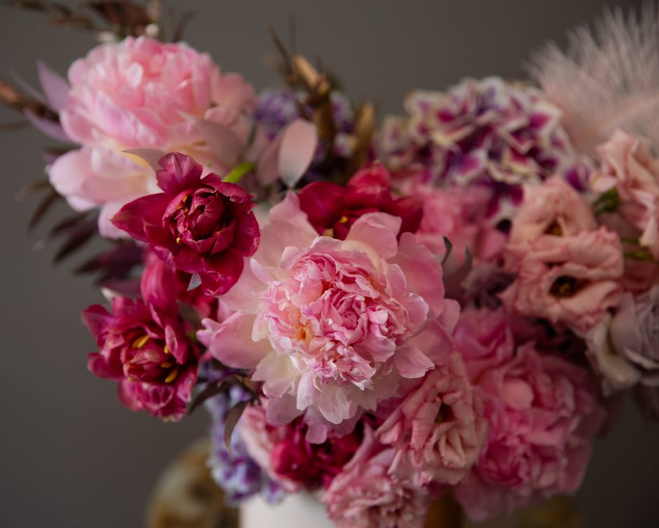 Mix Peonies Roses Box, Sweet Dreams - Pink round box of peonies, premium roses - Maison la Fleur